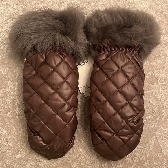 Brand New UGG Quilted All Weather Touchscreen Mittens Leather Palm Real Fur Cuff - Picture 2 of 16
